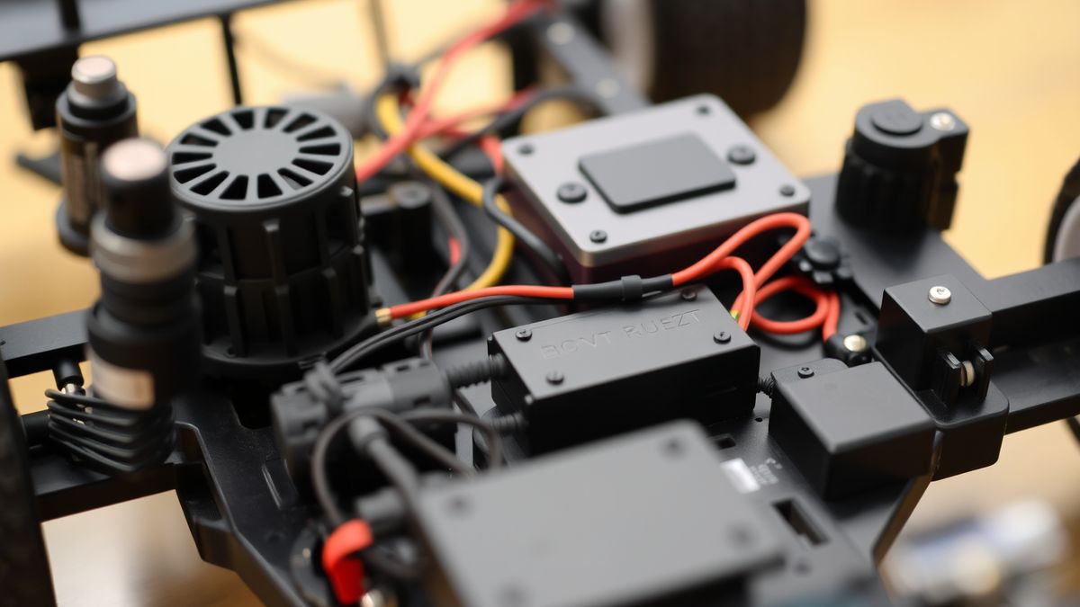 Elektronik eines RC-Cars im Chassis mit Motor, Fahrtregler mit Lüfter und Empfängerbox
